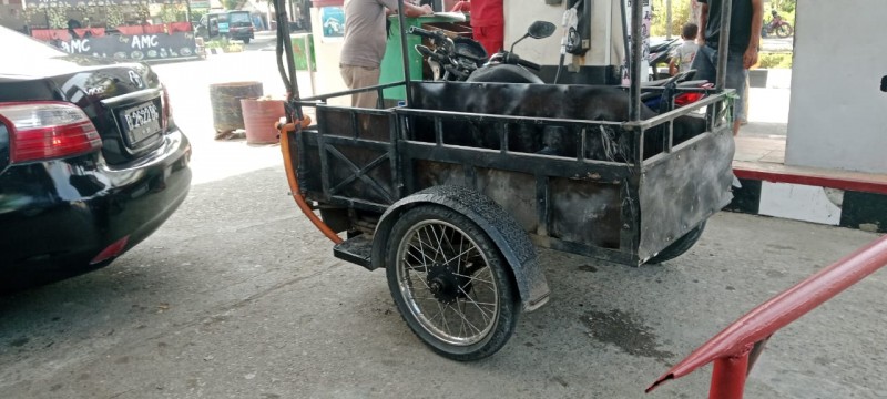 LAPOR.. !!!!Becak Modifikasi Isi Pertalite dalam Jumlah Besar di SPBU Simangambat