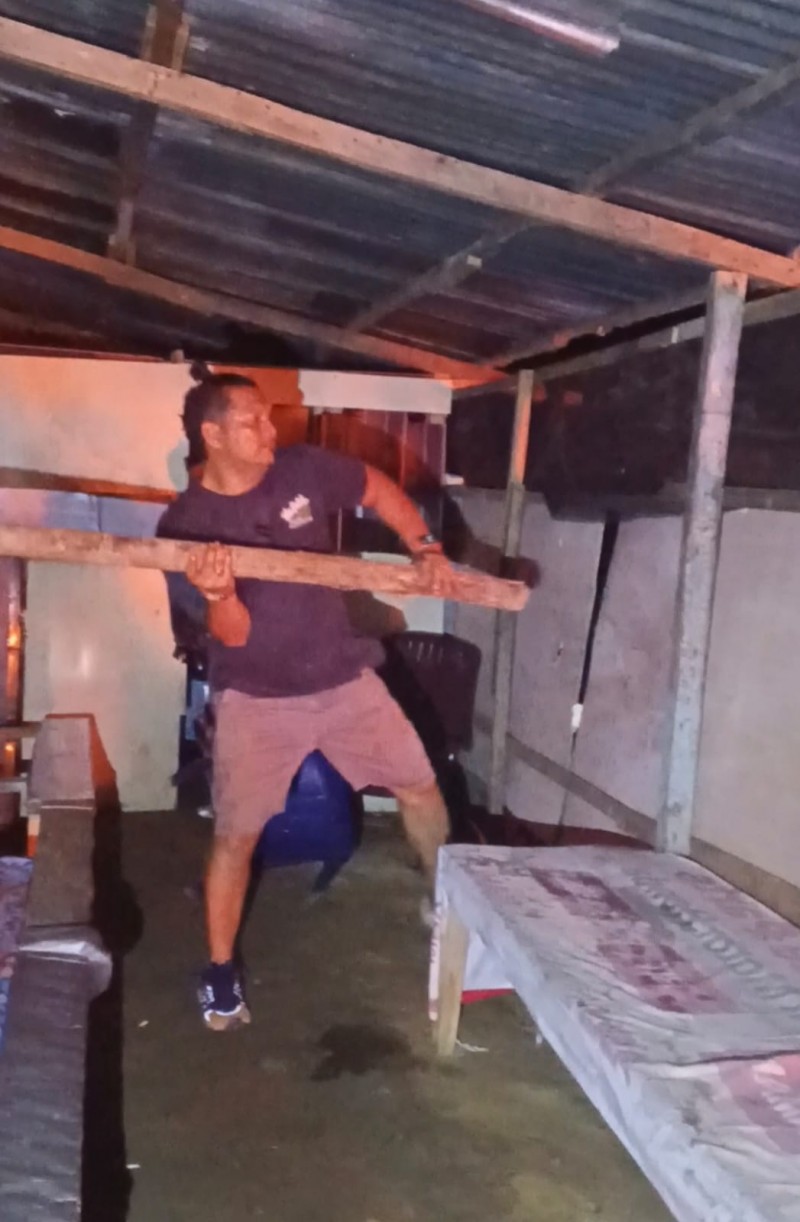 Digerebek Emak-emak, Polisi Langsung Hancurkan Barak Narkoba Viral
