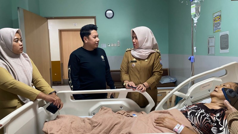 Wujud Kepedulian, Kades Tanjung Morawa B Nazarianti Jenguk Orang Tua Wartawan Matatelinga.com di RS Grandmed