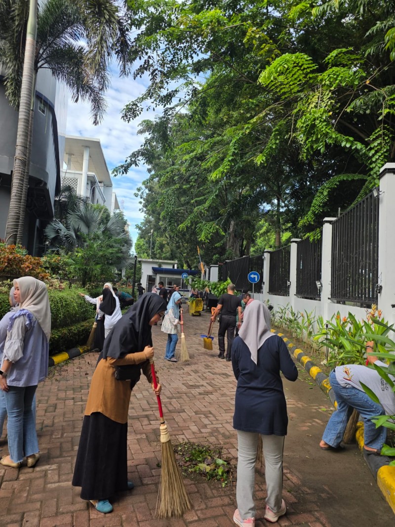 Dukung Medan Asri Bergerak, Sekwan  DPRD Medan Gelar Gotong Royong