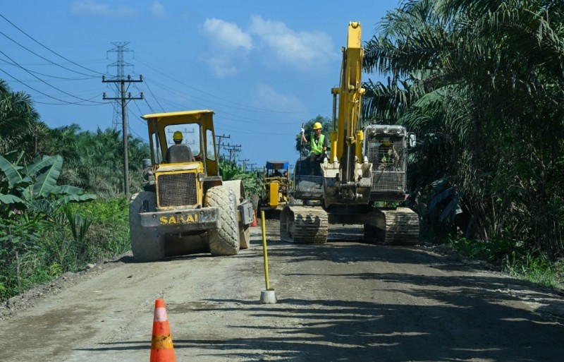 Puluhan Tahun Rusak, Jalan Strategis di Labuhanbatu Akhirnya Diperbaiki dan Diperlebar Bobby Nasution