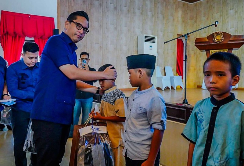 Rico Waas Bawa Keceriaan di Sunat Massal Sah-Rizki, 42 Anak Ikut dan Ibu Tunggal Terima Santunan