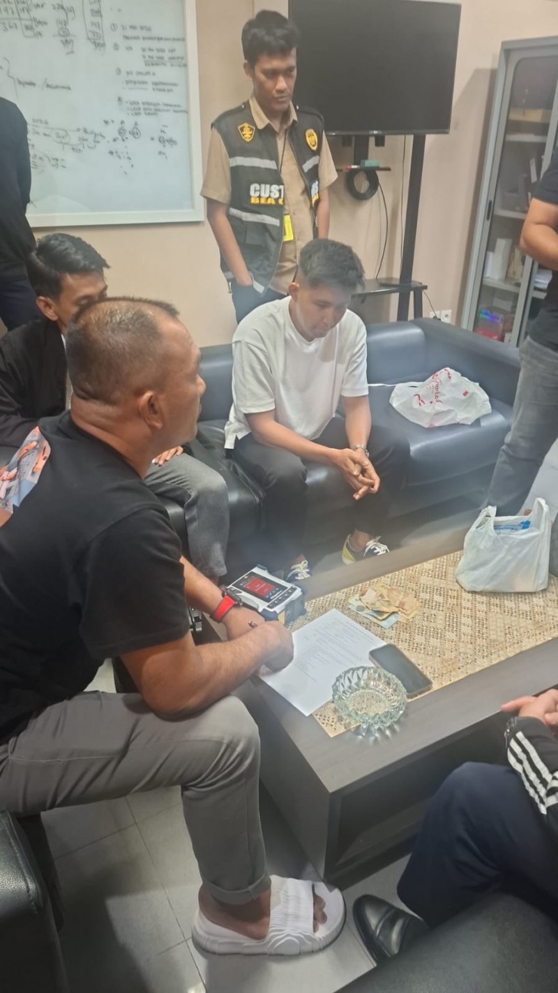 Penumpang Pesawat di Bandara KNIA Ditangkap, Gegara Kotak Kue Kacang