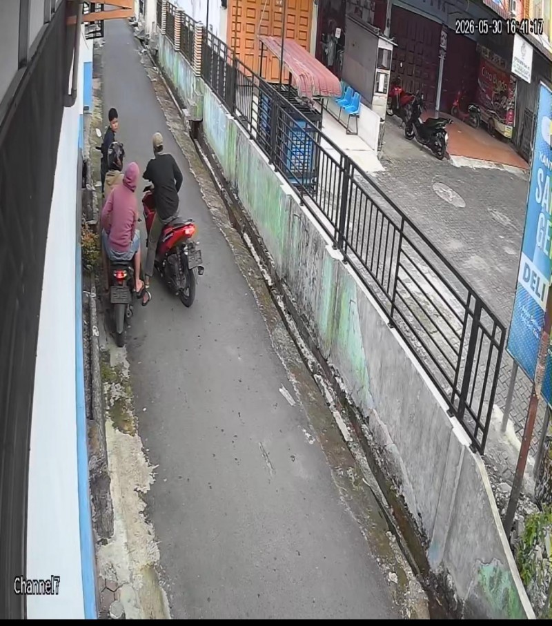 Aksi Komplotan Penipu Bawa Kabur Motor Anak di Deli Tua Terekam CCTV