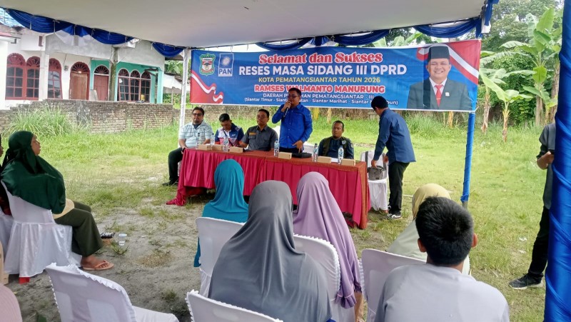 Ramses Walmanto Manurung Beri Bantuan Alat Olahraga ke Masjid di Marihat