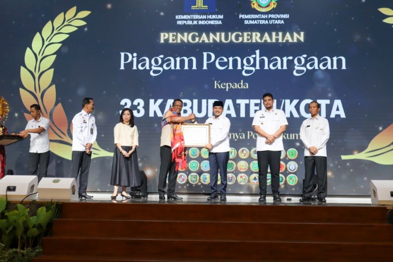 Walikota Tebingtinggi Terima Penghargaan Dari KemenKum RI