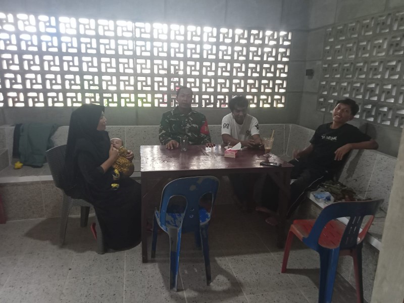 Babinsa Koramil 06/Senayang Serda Eman Tingkatkan Kesadaran Warga Bahaya Karhutla