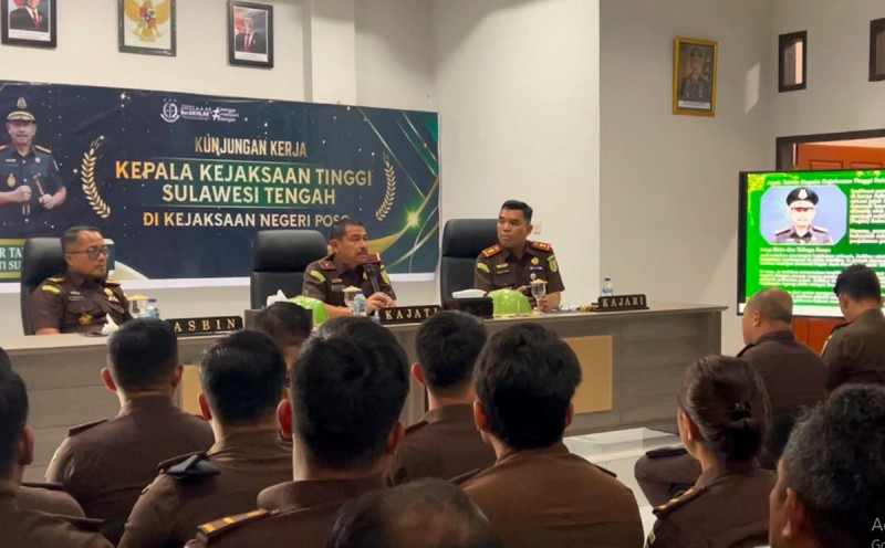 Kunjungan Kerja ke Kejari Poso, Kajati Sulteng Zullikar Tanjung Berikan Apresiasi Luar Biasa Terhadap Kebersihan dan Kekompakan Jajaran