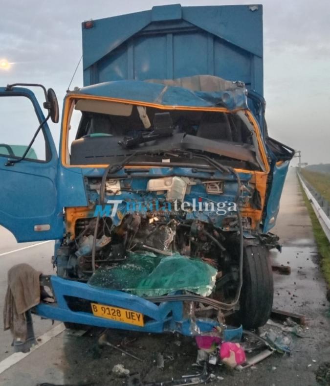 Parkir di Pinggir Jalan  Tol, Truk Seruduk Truk