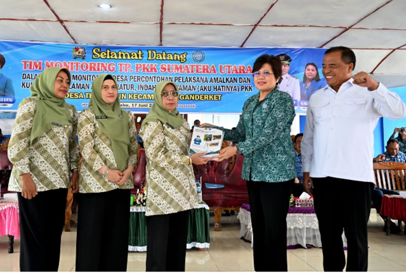 Pastikan Program PKK Berjalan Optimal, Titiek Sugiharti Tinjau Desa Temberun