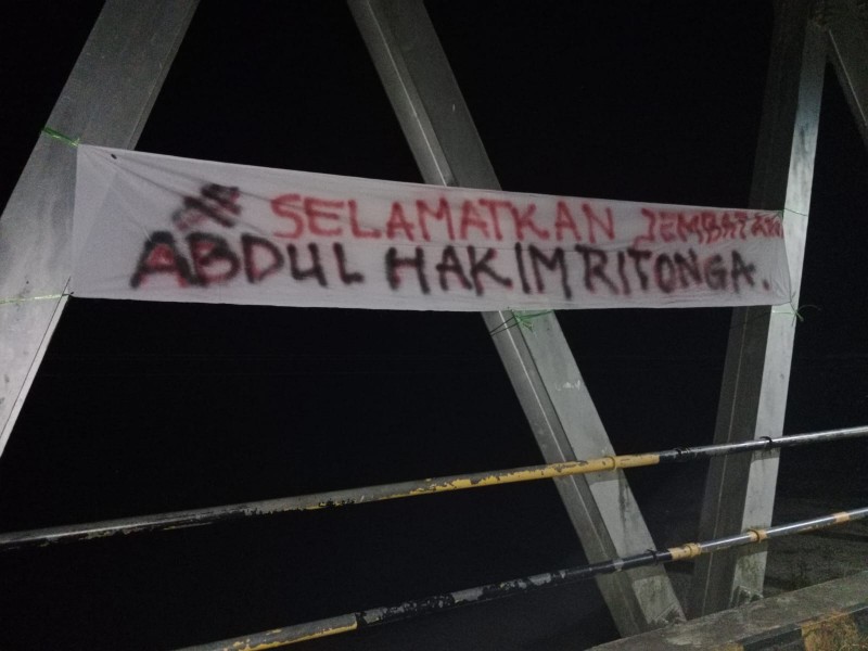Spanduk Protes jembatan Rusak  Terpampang di Madina