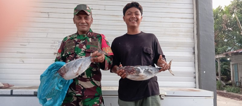 Babinsa Koramil 06/Senayang Beri Motivasi Pedagang Ikan Di Tengah Penurunan Hasil Tangkapan
