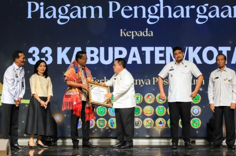 Dirikan 52 Posbankum, Wesly Terima Penghargaan dari Menteri Hukum RI
