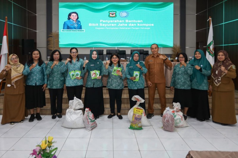 Ny Liswati Serahkan Bantuan Pupuk dan Bibit ke Masyarakat dan PKK Kecamatan