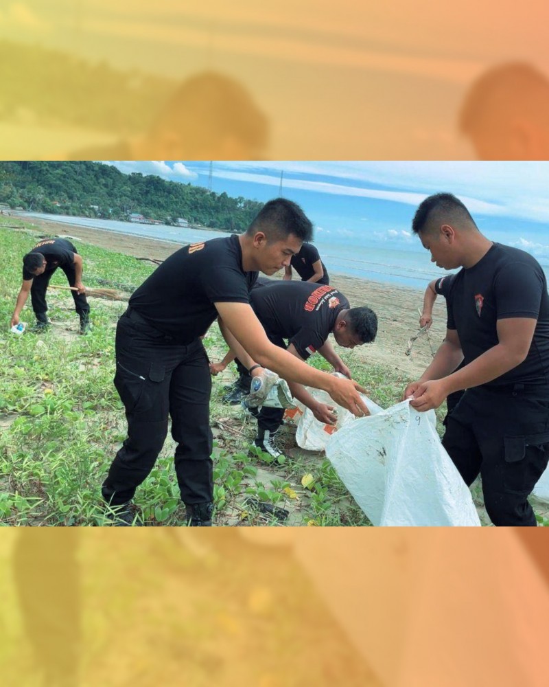 Sambut HUT Polri ke-80, Personel Kompi 4 Batalyon C Gelar Gerakan Indonesia Asri di Pantai Laharuga