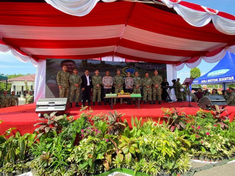 Kapolres Simalungun Beri Kejutan Kue Ultah Aesthetic di HUT Korem 022/Pantai Timur ke-64