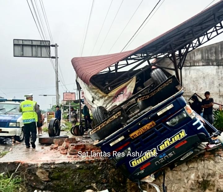 Supir "Karya Agung" Ugal Ugalan Dijalan Raya, Hilang Kendali dan Tabrak Tembok Door Smeer