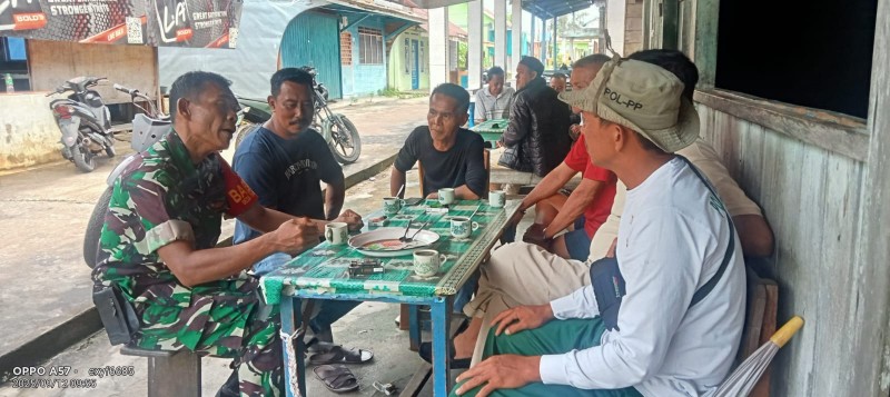 Babinsa Sertu Harun Ginting Rangkul Masyarakat Untuk Gotong Royong Bersihkan Desa