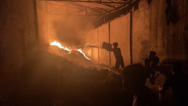 Pabrik Mainan di Medan Johor Terbakar, Asap Hitam Masih Membumbung