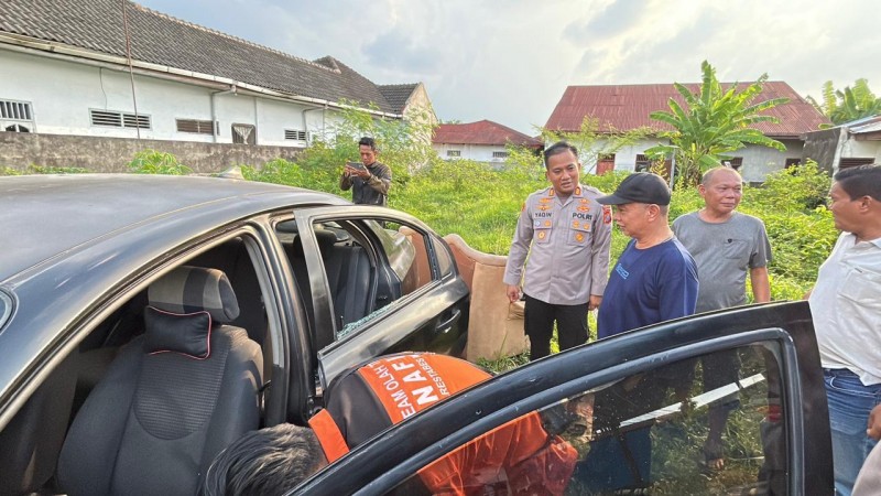 Geger, Suami Istri  Tewas Dalam Mobil