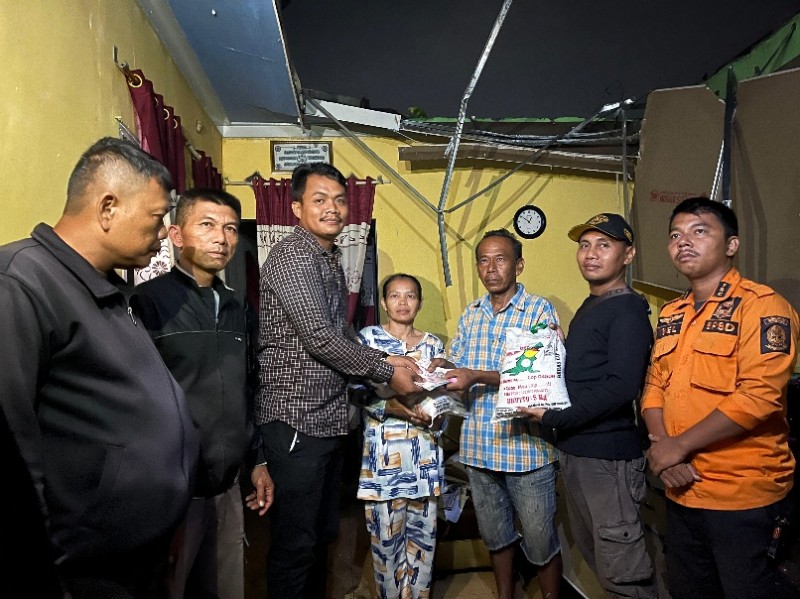 Dapat Kabar Rumah Warga Diterjang Angin Kencang, Kades Sambirejo Timur Langsung Turun Bawa Bantuan