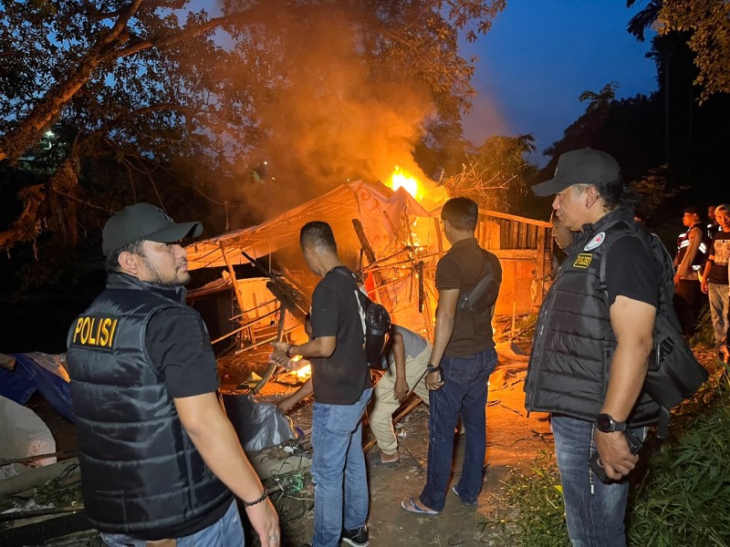 Polrestabes Medan Bongkar dan Bakar Barak Narkoba di Klambir V, 1 Pengedar Ditangkap