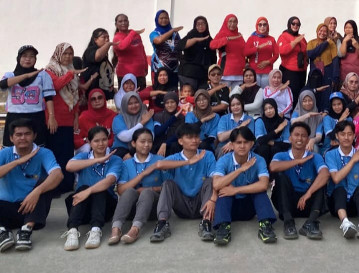 Mahasiswa KKN Ubah Sampah Sayur dan Daun Kering Jadi Eco Enzyme di Desa Walahar Lewat Inovasi Alat Kreatif
