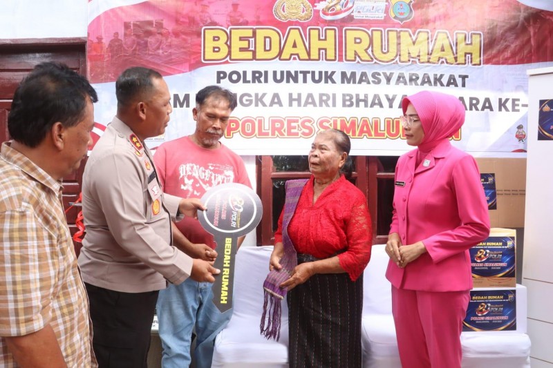 Kapolres Simalungun Serahkan Kunci Rumah dan Bantuan untuk Opung Sipayung Lewat Program Bedah Rumah