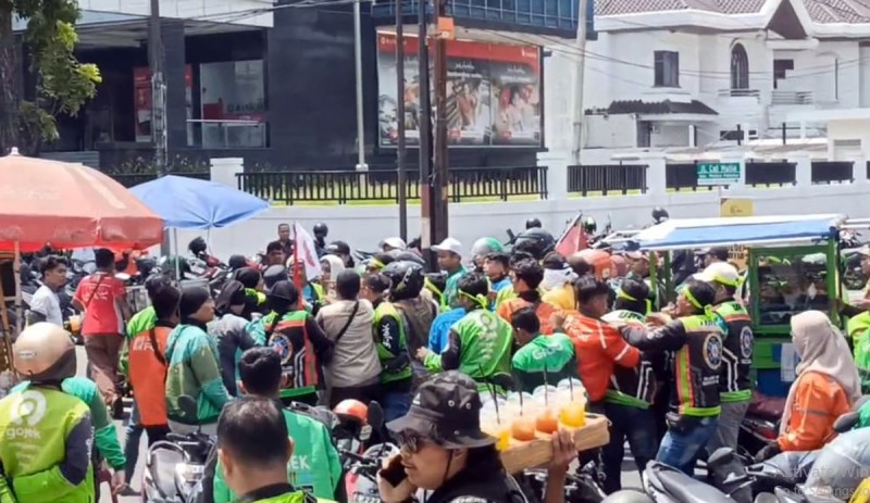 Aksi 707 Ojol Sumut Sampaikan 7 Tuntutan di Depan Kantor Gubernur dan DPRD Sumut