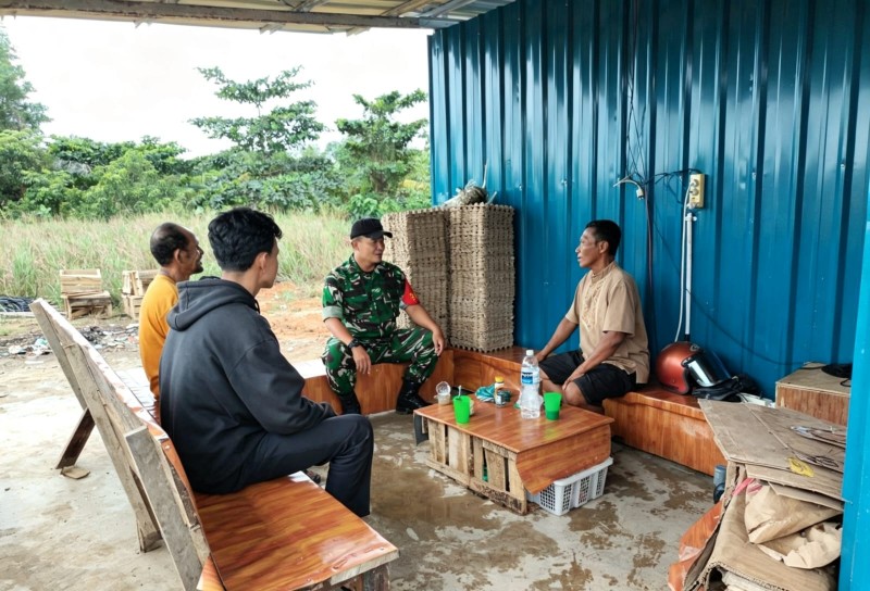 Babinsa Koramil 06/Senayang Tingkatkan Kewaspadaan Warga Antisipasi Musim Angin Selatan dan Ancaman Karhutla
