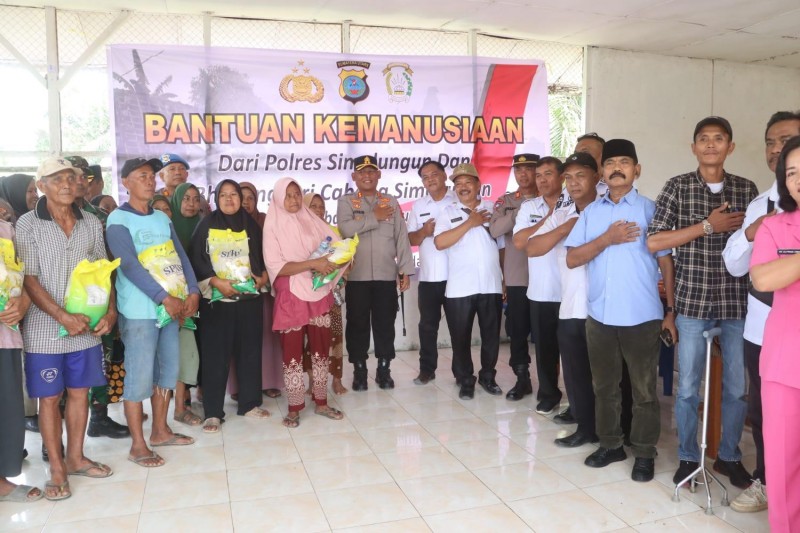 Kapolres Simalungun Serahkan Bantuan Kemanusiaan bagi 161 Rumah Warga Terdampak Angin Puting Beliung