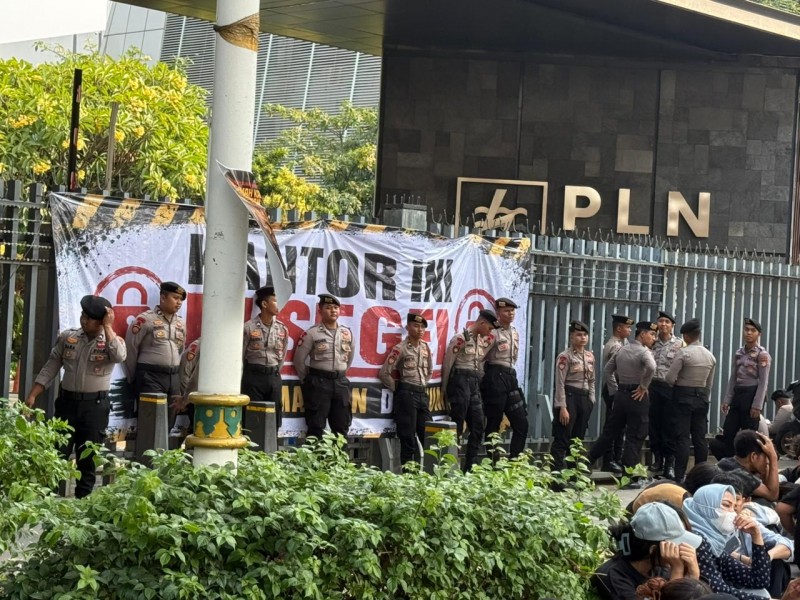 Desak Copot Direksi Akibat Pemadaman Listrik Bergilir, Front Pemuda Kalimantan & Sumatera 'Segel' Kantor PLN Pusat