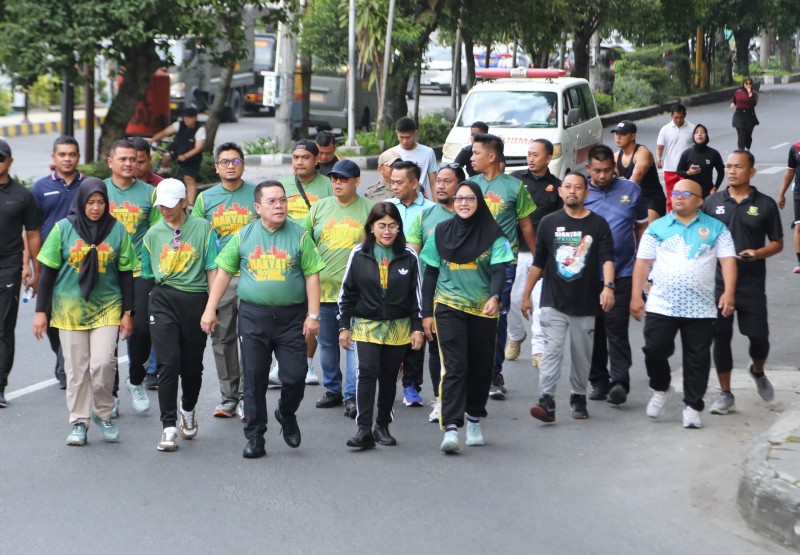 Wali Kota Wesly  Ikut Jalan Sehat Dimeriahkan Festival Rakyat Nobar Bola Gembira