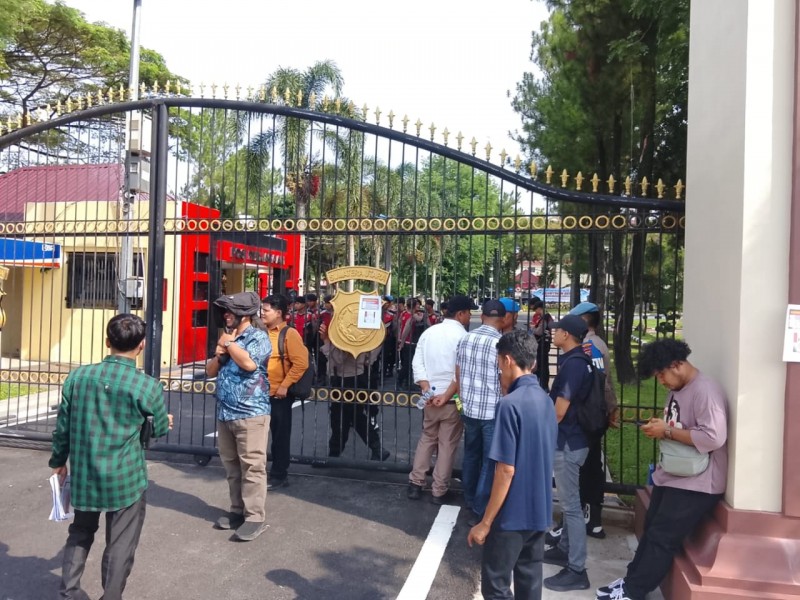 Puluhan Massa Masyarakat Padang Lawas Bersatu Gelar Aksi Damai di Depan Polda Sumut, Desak Kepastian Hukum Perkara LP/B/1297/IX/2024