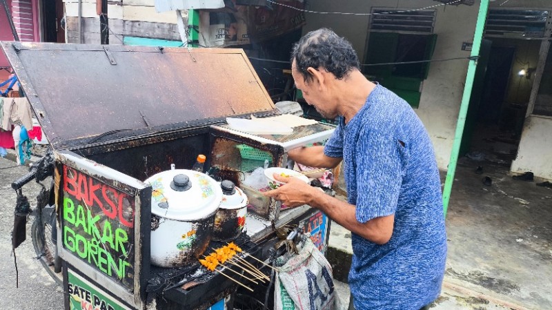 Jualan Sate Keliling Demi Keluarga, Perjuangan Afrizal di Aceh Selatan Bertahan di Tengah Istri Sakit dan Motor yang Kerap Mogok