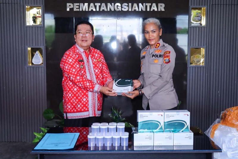 Wali Kota Wesly Silalahi Serahkan 1.000 Unit Alat Tes Urine ke Kapolres Siantar