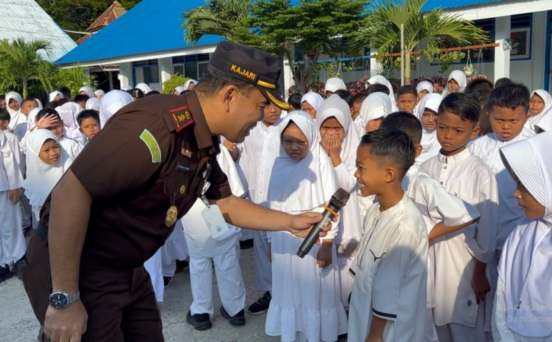 Kajari Poso "Sahabat Anak" di SDN 7 Poso, Edukasi Simulasi Gempa dengan Rumus 3M Dan Stop Bullying