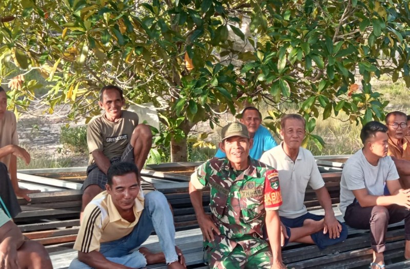 Wujud Bela Negara Melalui Pelestarian Alam : Babinsa Koramil 06/Senayang Imbau Warga Tentang Pentingnya Kepedulian Terhadap Lingkungan