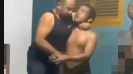Diduga Stres Ditinggal Istri , Viral, Anak Bakar Ayah Kandung Dihajar Massa