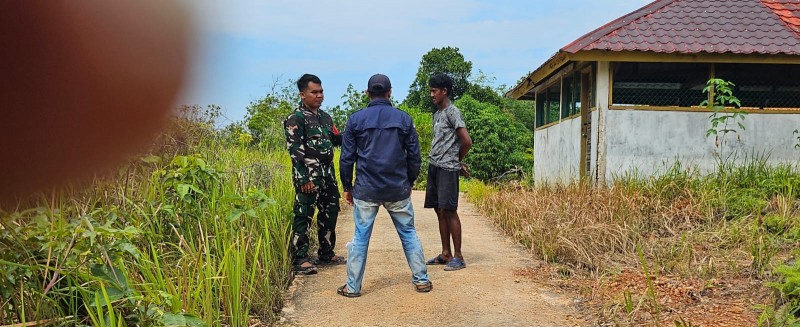 Bangun Kesadaran Masyarakat, Babinsa dan Warga Desa Penaah Bersatu Cegah Karhutla.