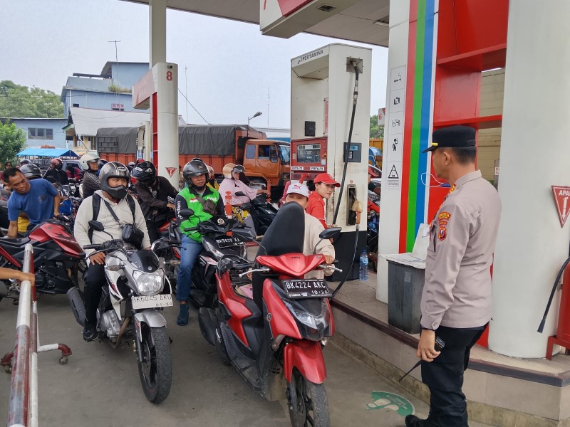 Antrean Pengisian BBM Mengular, Polresta Deli Serdang Lakukan Pengamanan dan Pengaturan Jalur Disetiap SPBU