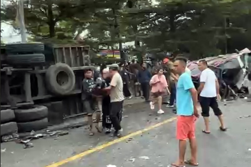 Tabrakan Beruntun di Desa Suka Makmur Sibolangit, Masyarakat Bantu Evakuasi Korban Kecelakaan