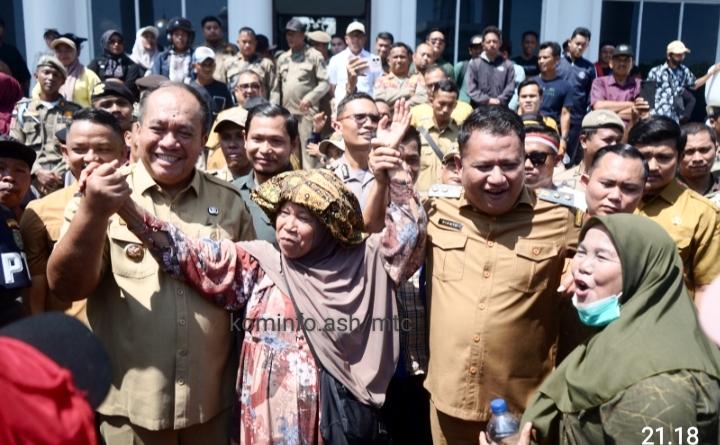 Ribuan Massa Unras Tuntut Perbaikan Jalan, Bupati Dan Wakil Bupati Asahan Tanggapi Aspirasi