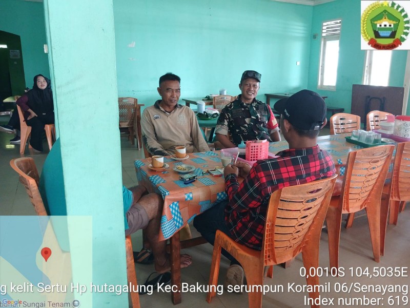 Babinsa Koramil 06/Senayang Gelorakan Semangat Kebersamaan Melalui Nobar Piala Dunia 2026*