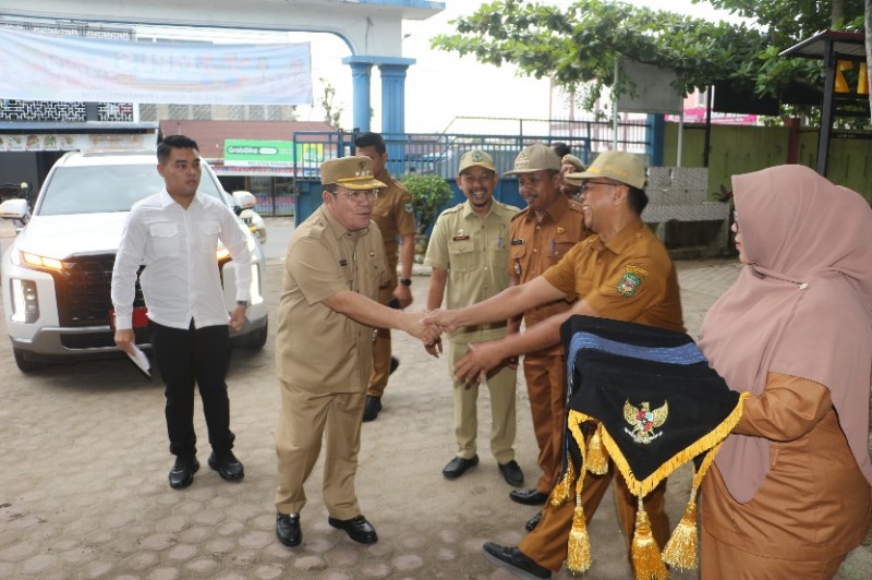Jadi Pembina Upacara di SMPN 2, Wesly; Kepintaran Saja Tidak Cukup Harus Punya Hati dan Integrasi