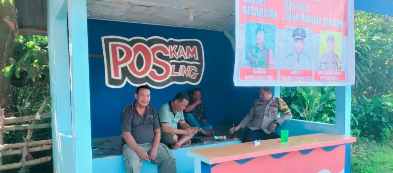 Perkuat Keamanan Lingkungan, Bhabinkamtibmas Polsek Tanah Jawa Dorong Pembentukan Pos Kamling Bersama Warga