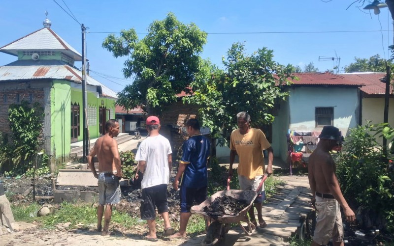 Gotong Royong Bangun Jembatan, Pemdes Sambirejo Timur Wujudkan Akses dan Kebersamaan Warga