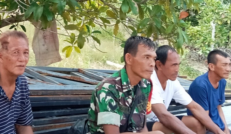 Babinsa Koramil 06/ Senayang Ajak Warga Desa Baran Budayakan Lingkungan Sehat dan Bersih
