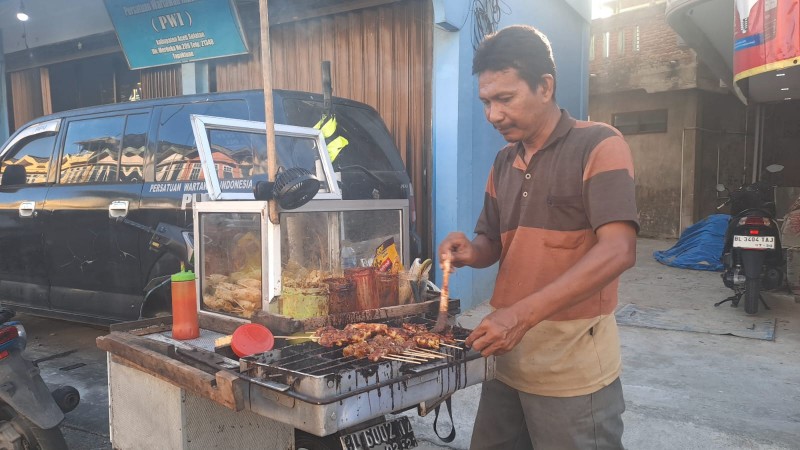 Mengayuh Harapan dari Lhok Bengkuang, 13 Tahun Arbaini Menjajakan Bakso Bakar Demi Keluarga