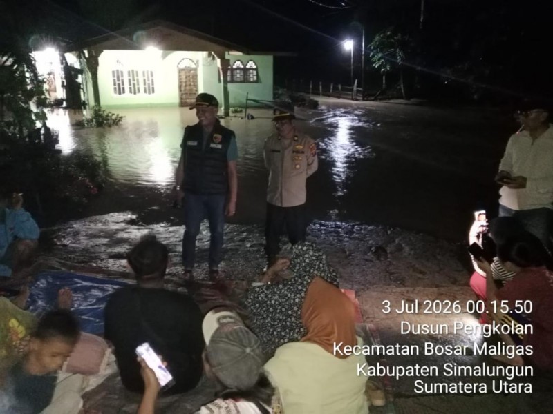 Tidak Kenal Lelah, Personel Polsek Bosar Maligas Bantu Korban Bencana Alam